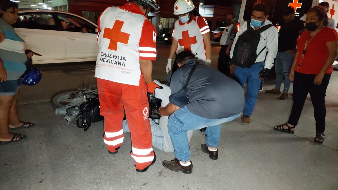 Automovilista atropella a motociclista y lo lesiona en Ciudad del Carmen