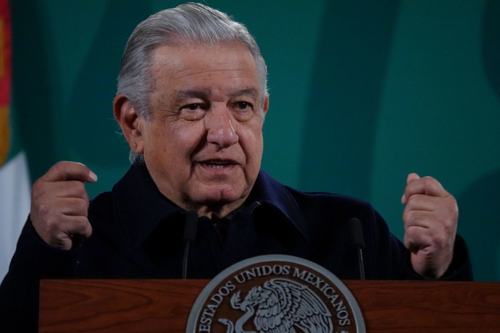 AMLO anuncia vacunación de refuerzo a maestros y personal de salud