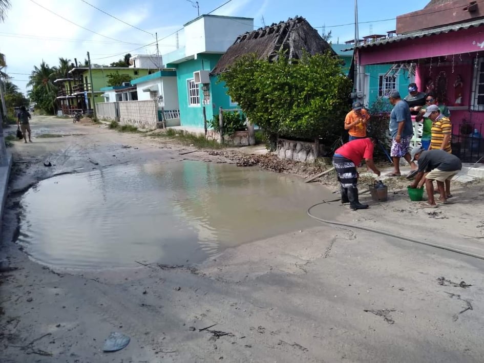 Los aguaceros han generado encharcamientos en las calles de Holbox, afectando el paso vehicular de la zona