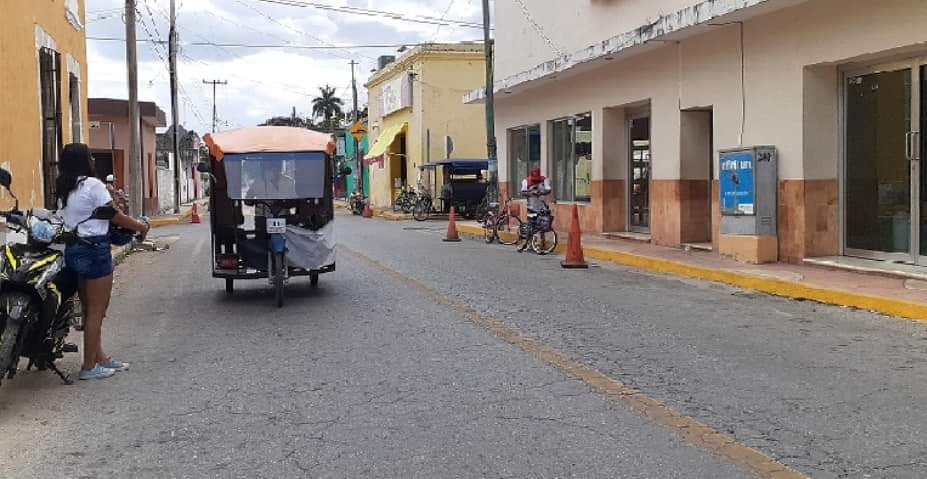 A las aceras se les pintó de amarillo para que no se estacionen