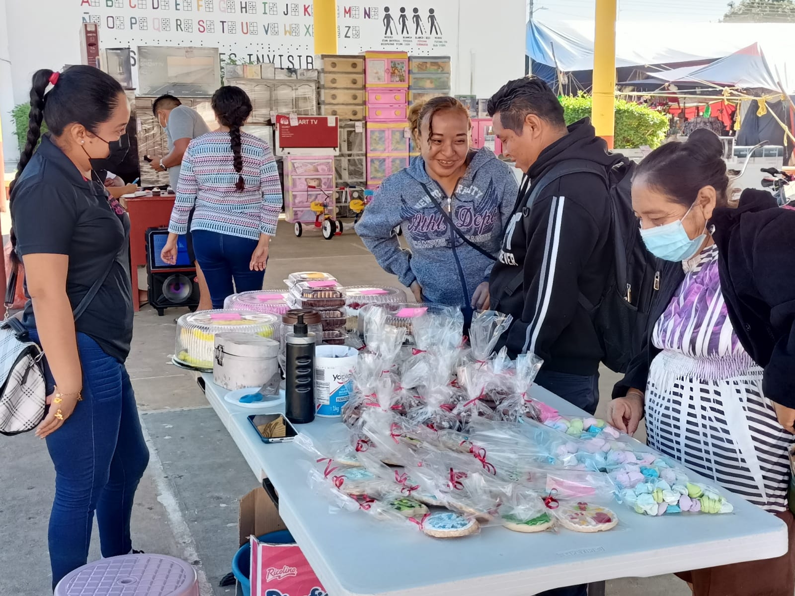 Emprendedores realizan tianguis de productos en Kantunilkín