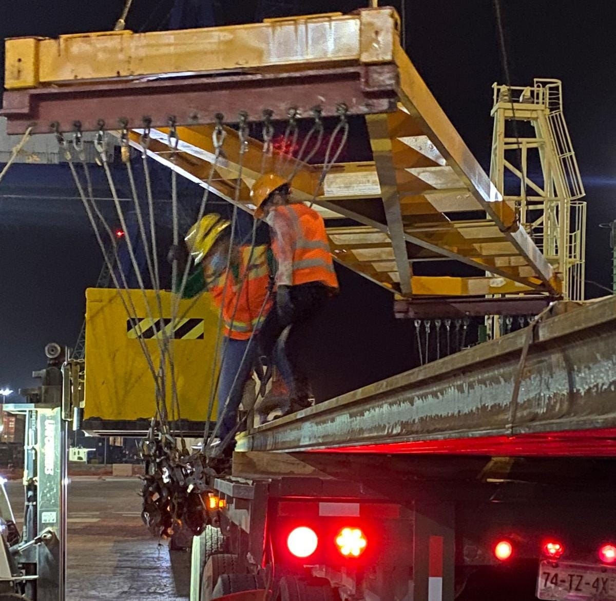 La barcaza Ocean Grace arribó ayer con más de 14 mil 800 toneladas de la grava que sirve para rellenar las vías del megaproyecto ferroviario del Sureste