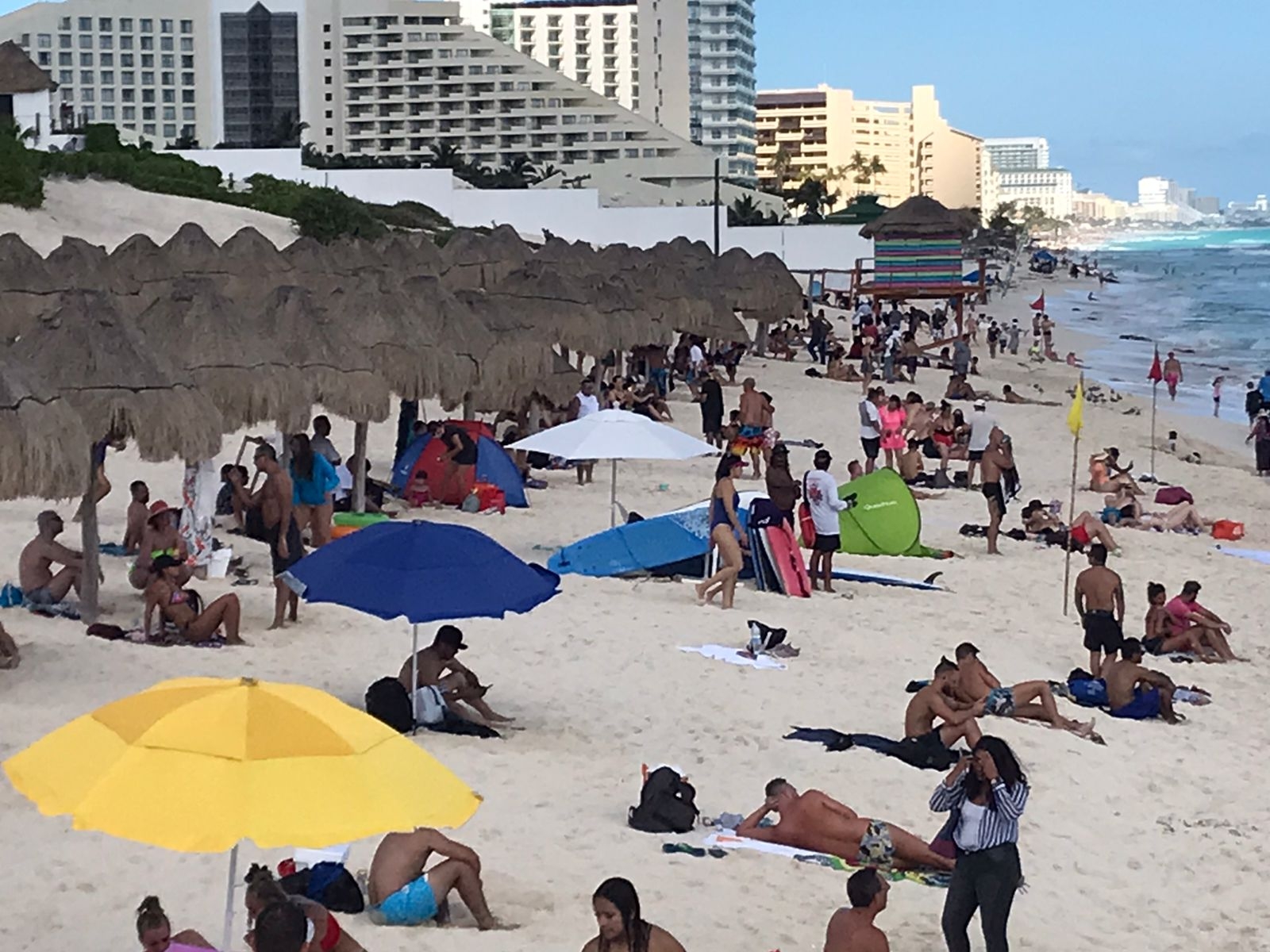 Playa Delfines en Cancún luce abarrotada de turistas nacionales y extranjeros a tres días de la Navidad