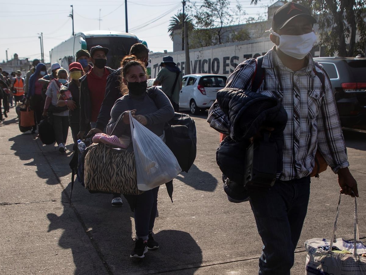 El INM se comprometió a trasladar a la totalidad de las personas integrantes de la caravana a Sonora, Chihuahua y Nuevo León. Foto: EFE