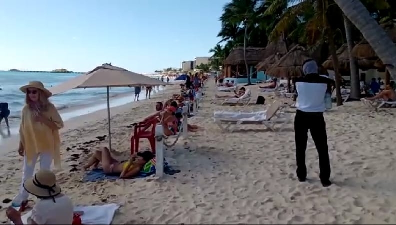 Hotel Makeal bloquea paso a arenal de Playa del Carmen; guardias corren a bañistas