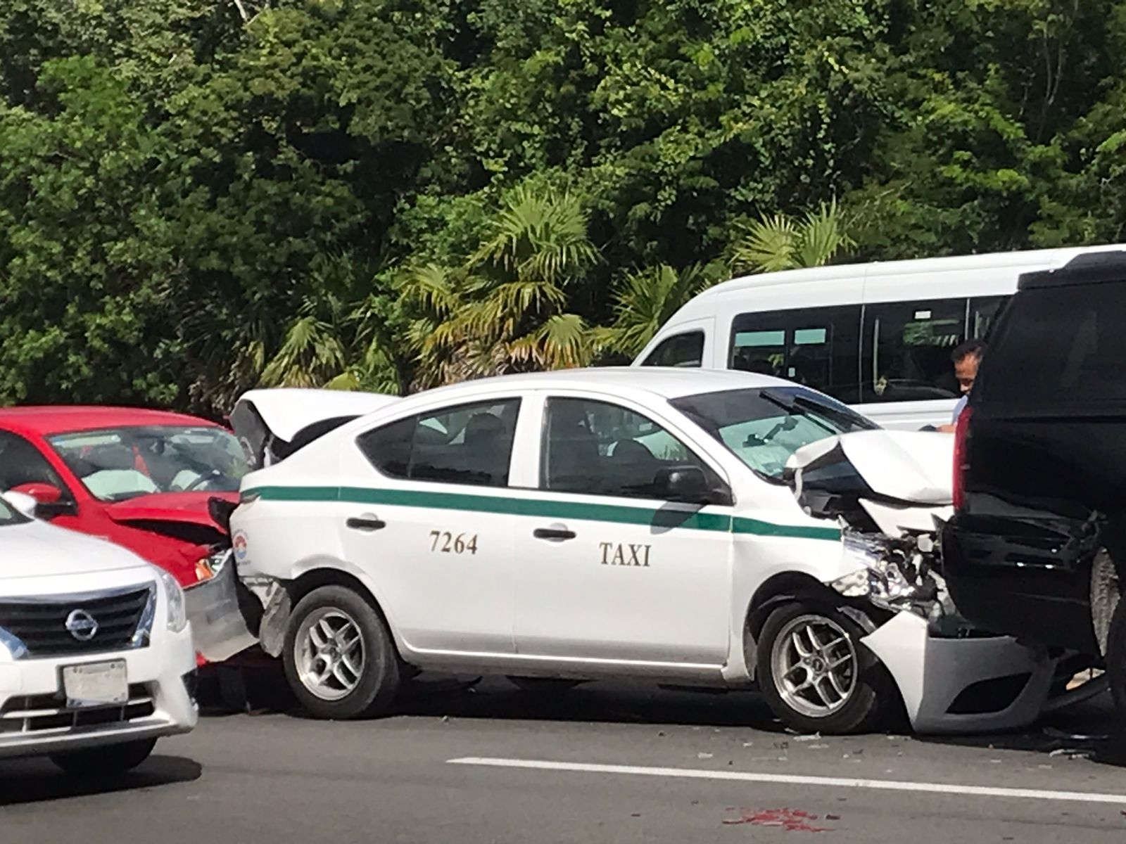 Se registra carambola vehicular en la salida del aeropuerto de Cancún: VIDEO