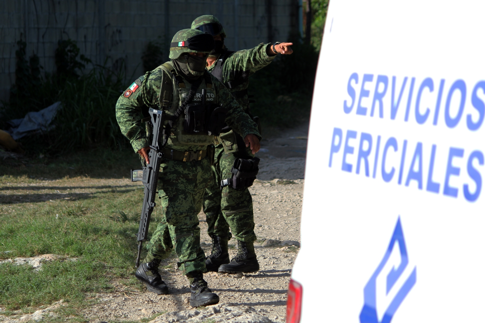 Los militares son los que cumplen la tarea de vigilancia en Cancún, mientras que los policías hacen posadas