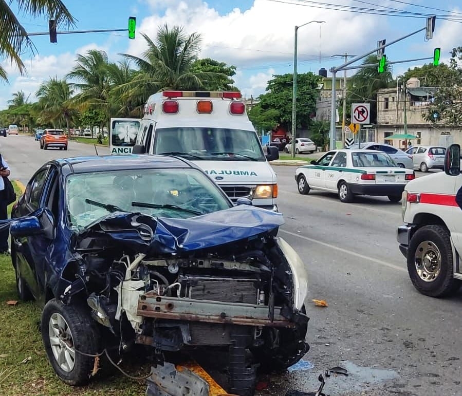 Cancún: Automovilista resulta lesionada tras chocar contra una palmera en la Av. Andrés Q. Roo