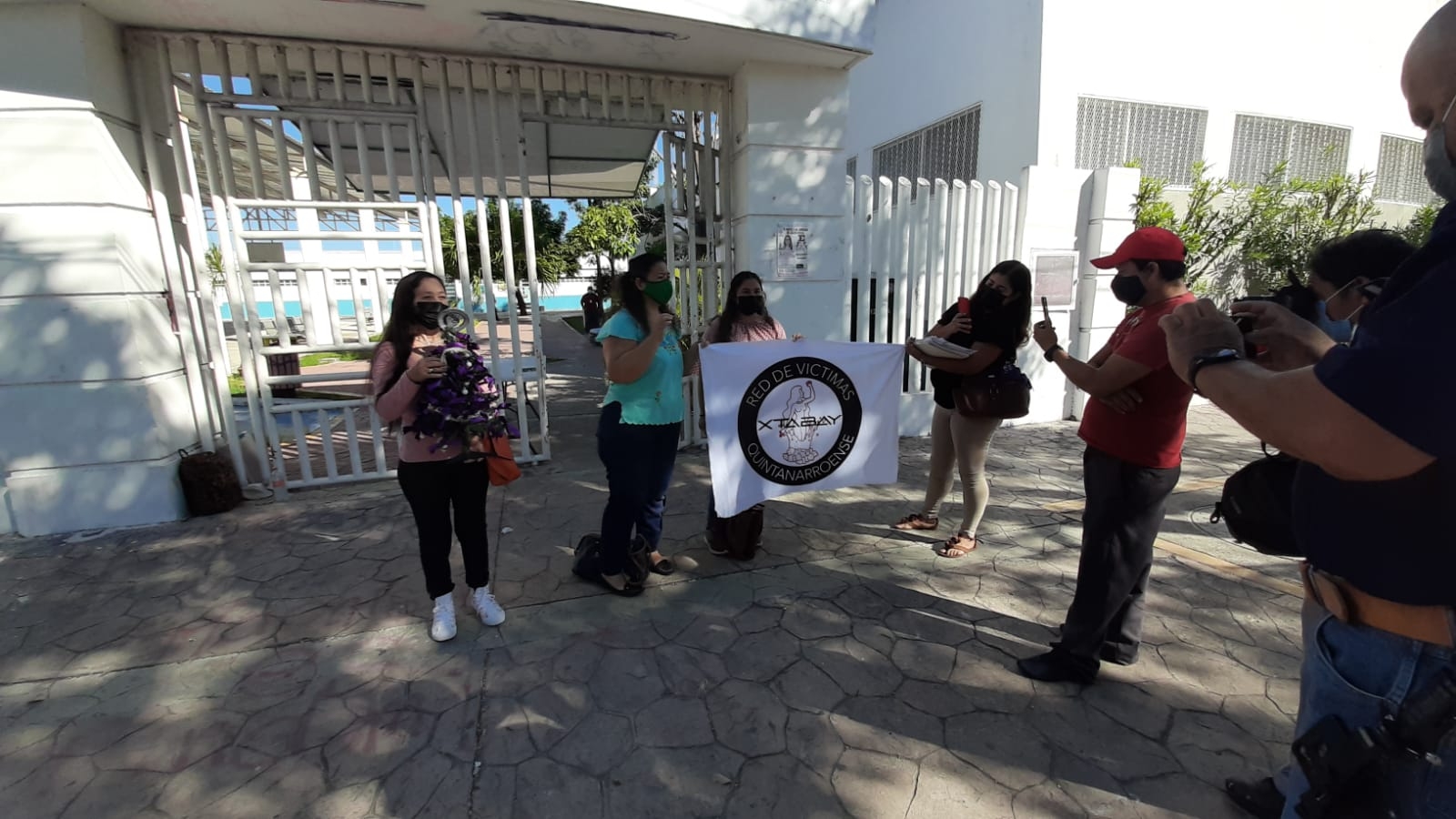 Feministas de Quintana Roo se manifiestan afuera de la FGE en Chetumal