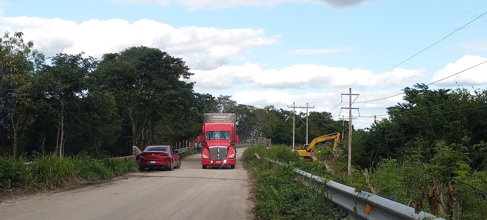 El paso vial presenta hundimiento en la carpeta de rodamiento; sin embargo, aún no ha sido desviado el tráfico pesado