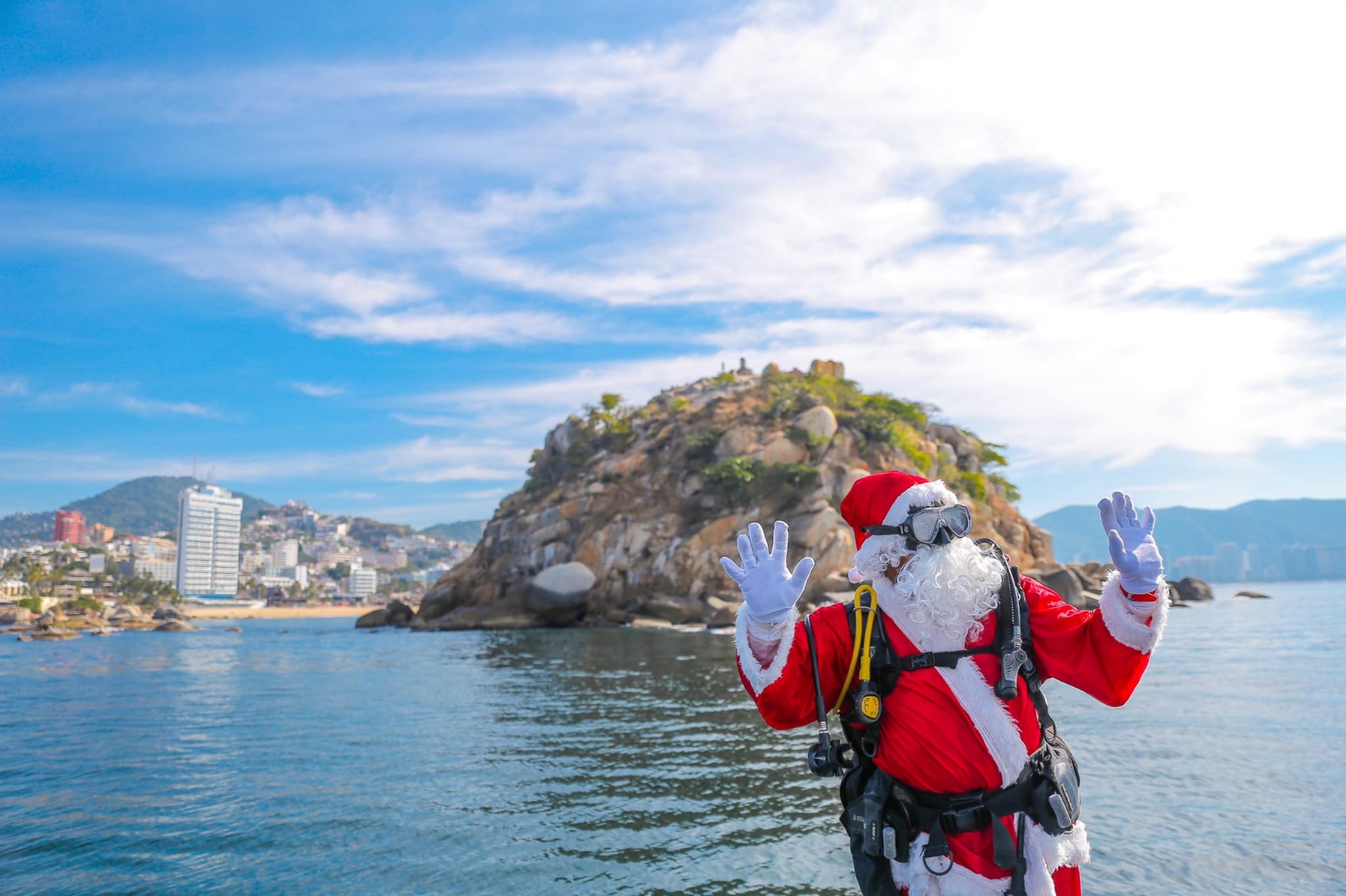 Buceo Acapulco Aqua Mundo fue la empresa encargada de compartir las fotografías del personaje más famoso de esta época decembrina