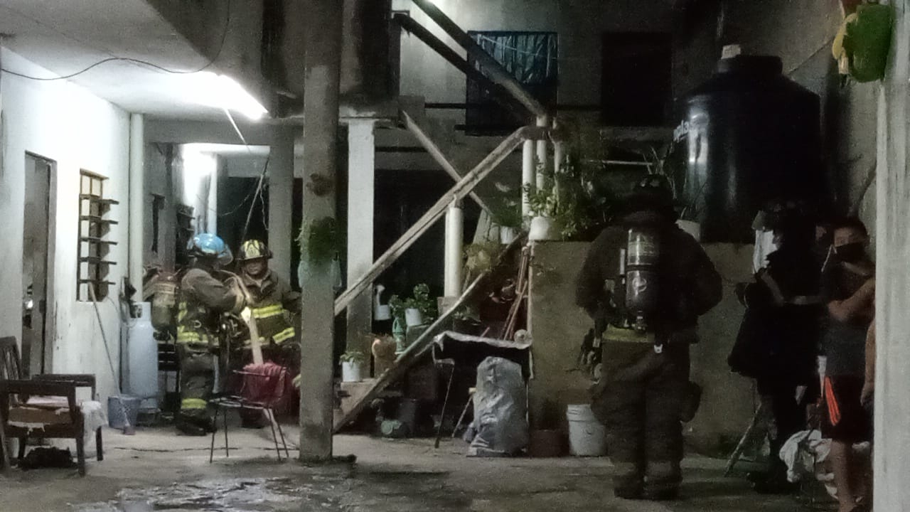 Explosión de pirotecnia causa incendio en cuartería de la Región 75 de Cancún