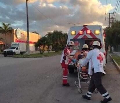 El hombre fue atendido por los paramédicos de la Cruz Roja y llevado al hospital