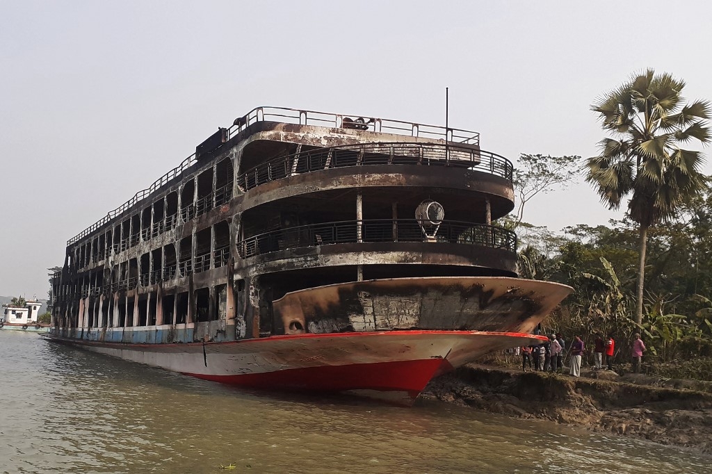 Pasajeros afirmaron que en la sala de máquina se vieron llamas desde que el ferri zarpó del puerto de Sadarghat, Dacca