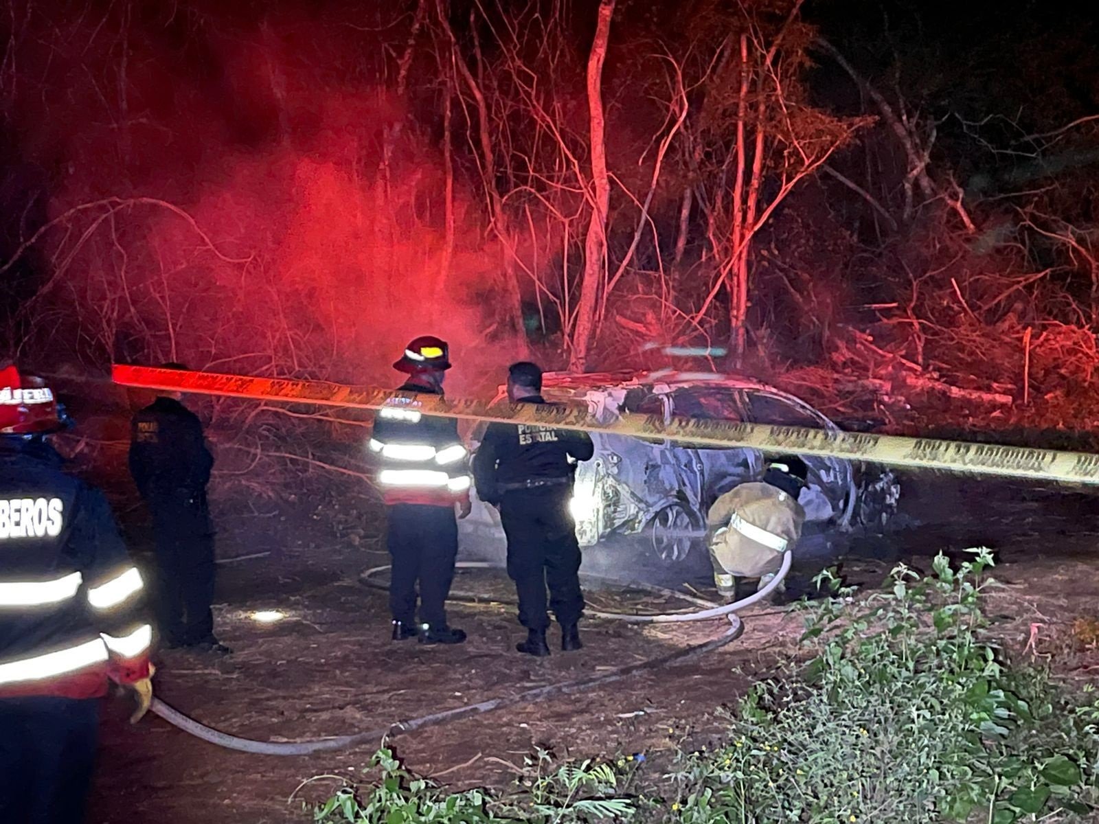 Dentro del coche estaban dos personas que presentaban huellas de violencia con lesiones de arma blanca; por el momento se ignora la identidad de las víctimas