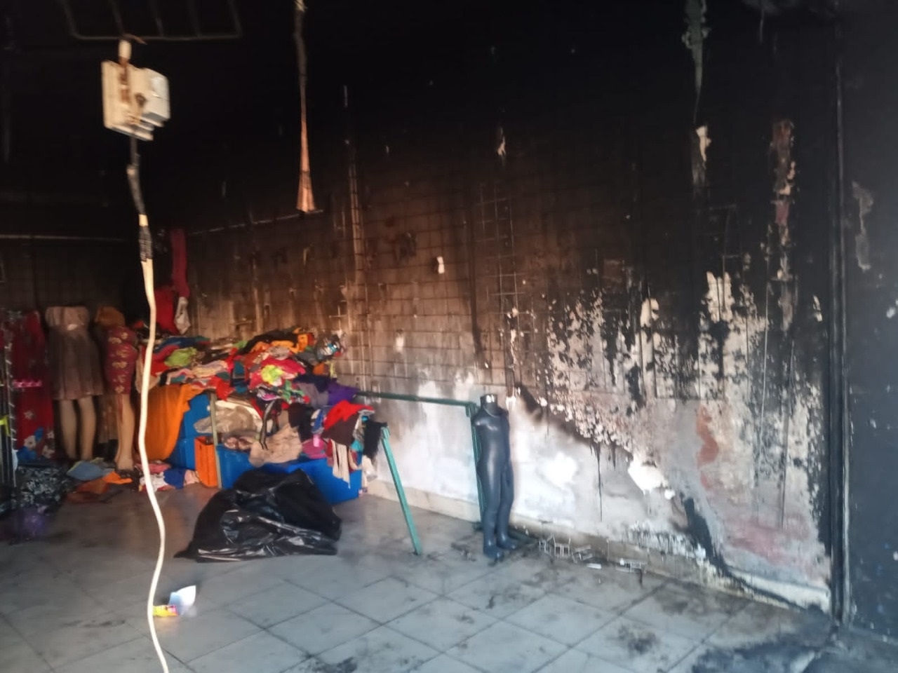 Incendian comercio de ropa en Escárcega; cámaras captan al culpable