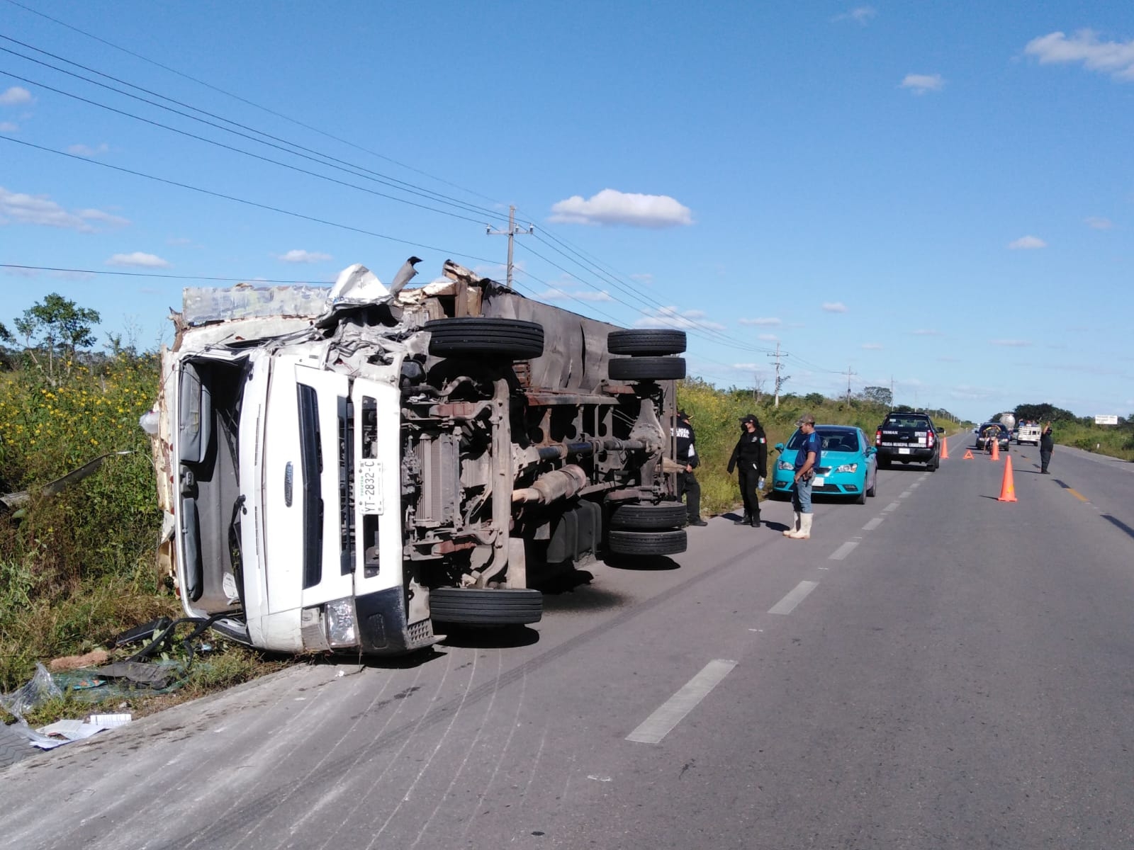 Choque entre dos tráiler deja fuertes daños materiales en Temax, Yucatán