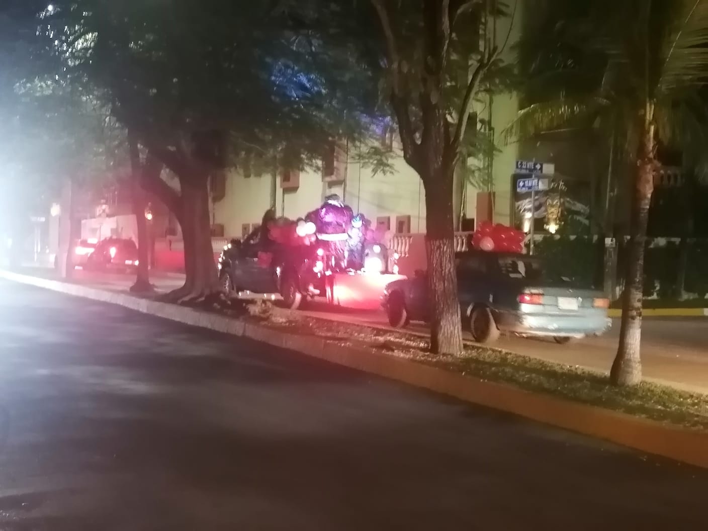 Familia se disfraza y realiza caravana navideña en Playa del Carmen