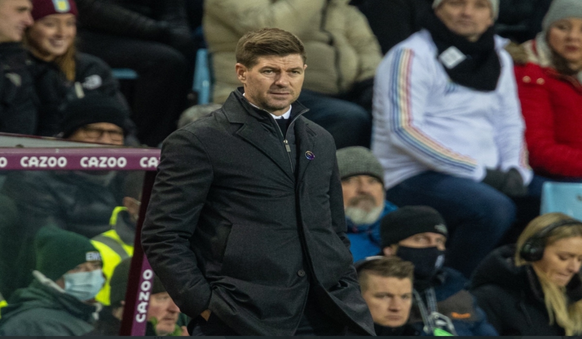 Steven Gerrard, entrenador del Aston Villa, da positivo a COVID-19