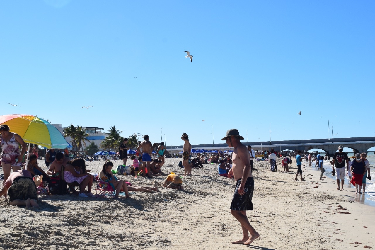 Familias dejan el recalentado por las playas de Progreso durante Navidad: FOTOS