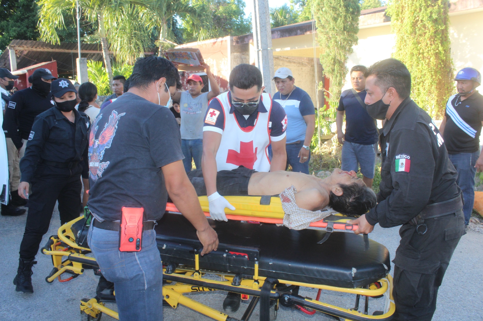 Paramédicos de la Cruz Roja le brindaron los primeros auxilios y fue trasladado al hospital, pero murió minutos después