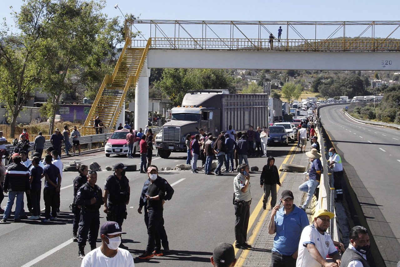 Habitantes bloquean autopista México-Puebla tras accidente en Tlahuapan