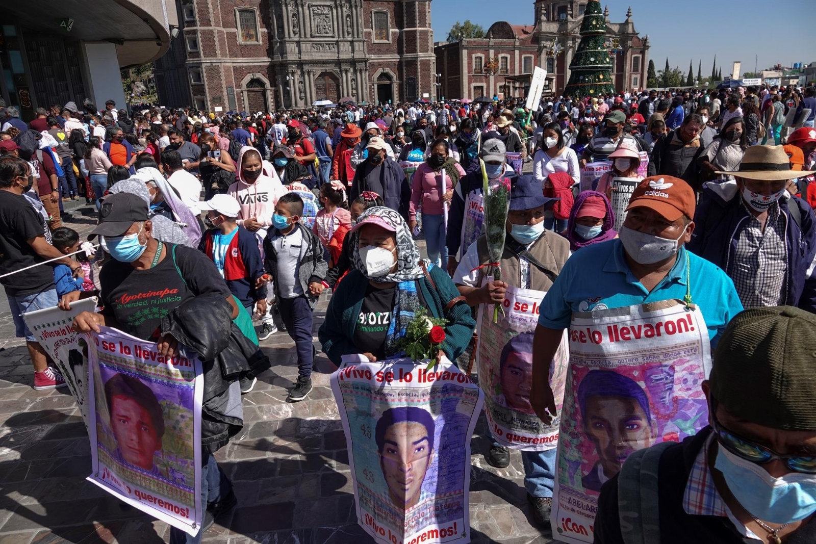 Los padres de los normalistas desaparecidos arribaron a la Basílica Guadalupe para orar por el fin de la impunidad. Foto: EFE/Madla Hartz