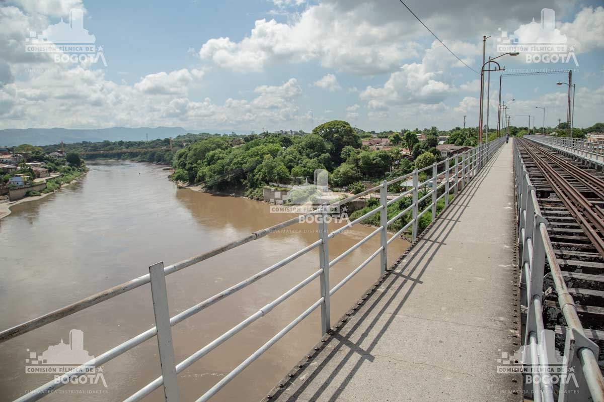 Revelan video de niño que cae de un puente en Colombia