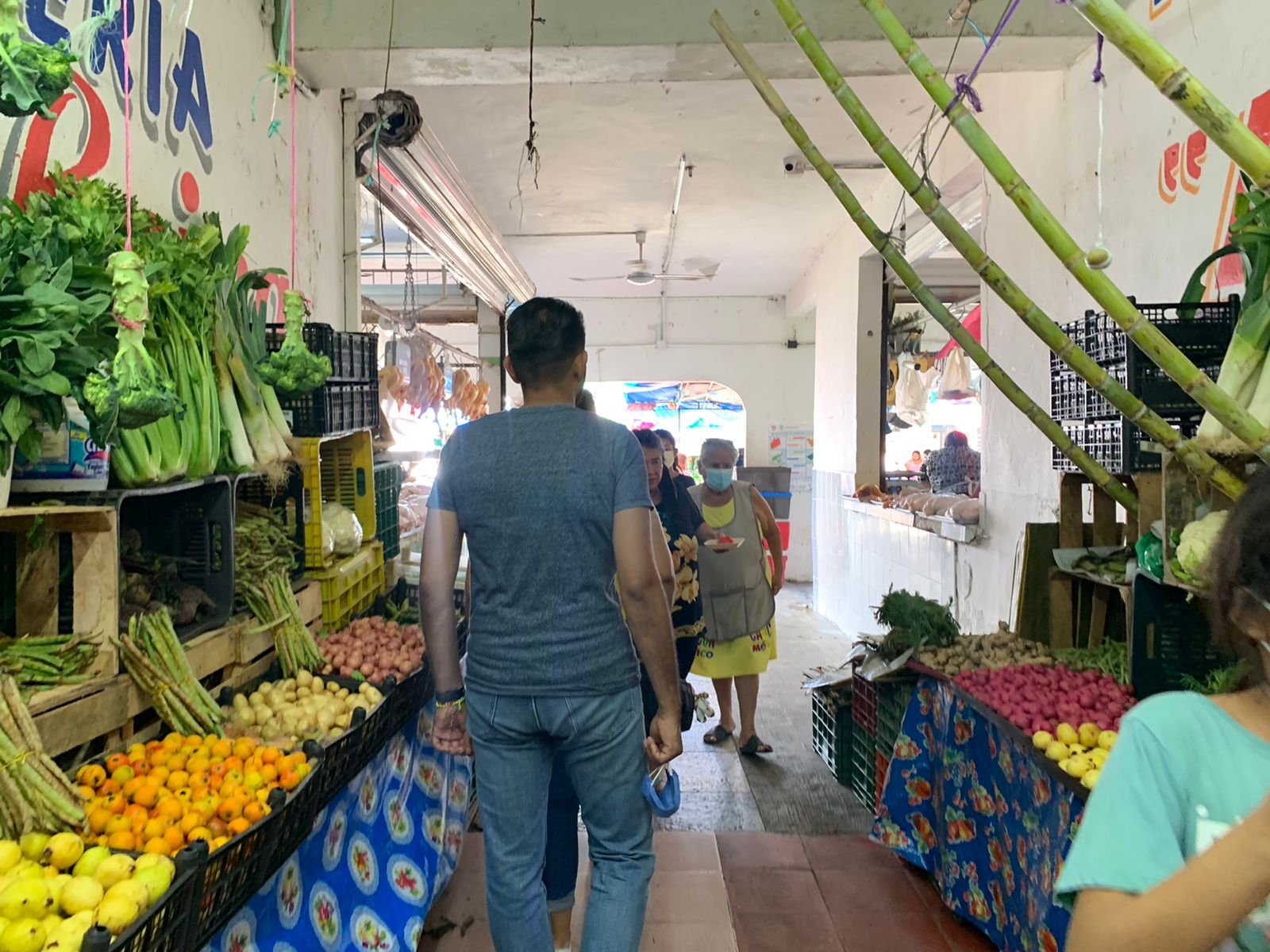 Los puestos con globos alusivos al 2022 también se encuentran presentes en el mercado