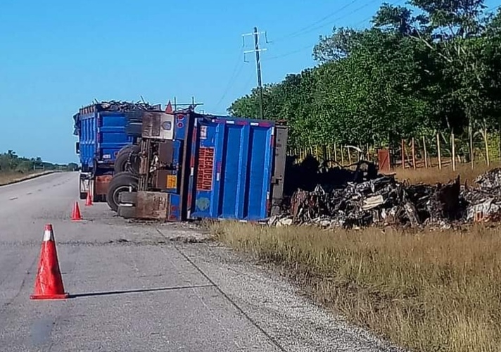 Tráiler con doble remolque vuelca en la carretera Sabancuy-Isla Aguada