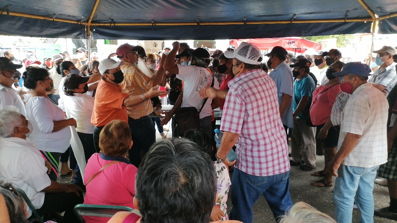 La trifulca inició después de que se celebraron elecciones para la nueva presidencia