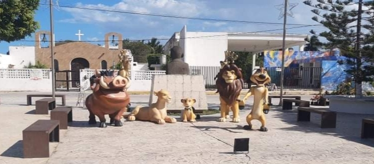 Los adornos están instalados en la plaza cívica y parque infantil por las fechas navideñas