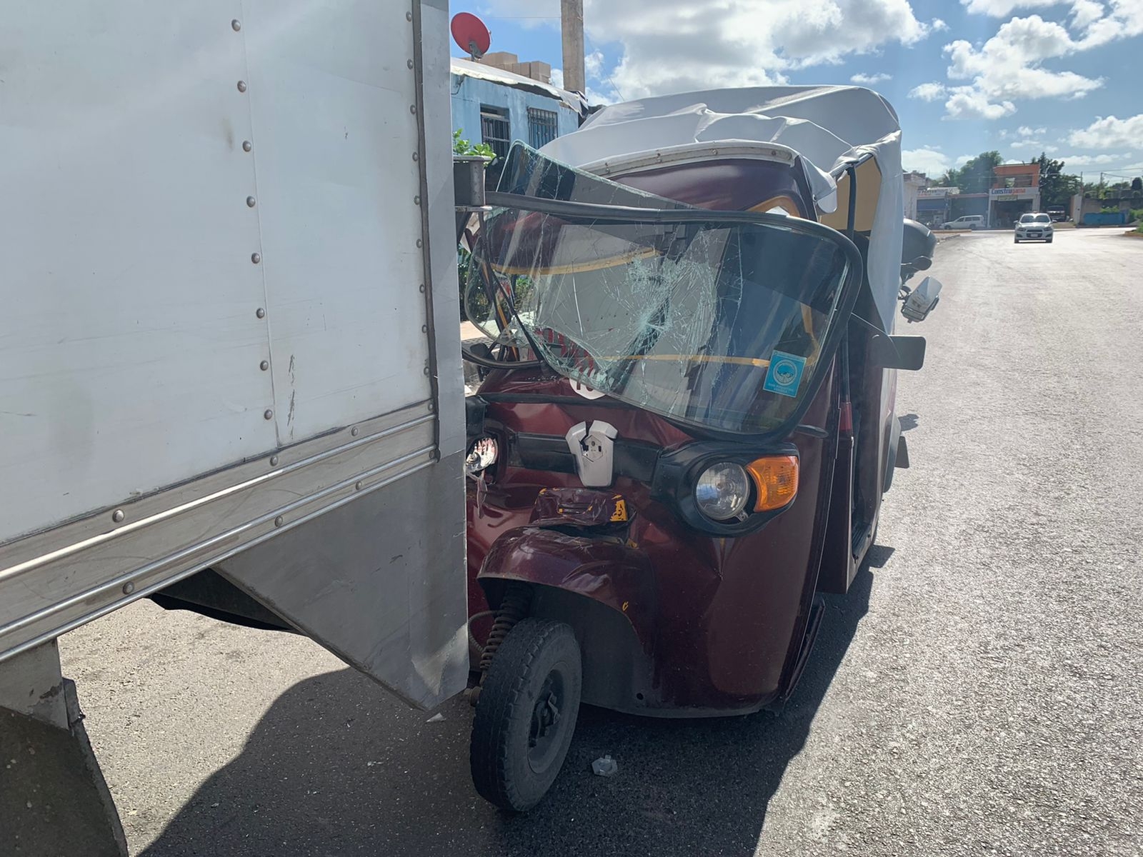 Mototaxi se estrella contra camión de carga en Cancún; hay un lesionado