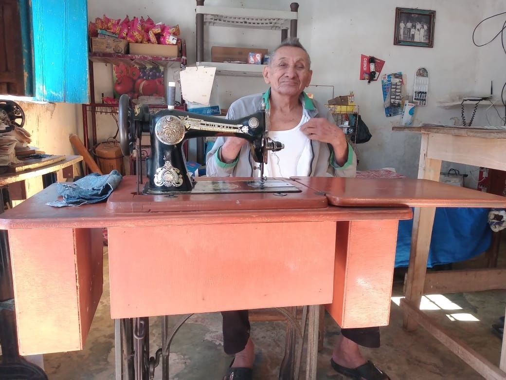 Abuelitos de Hopelchén, 49 años de matrimonio dedicado a la costura