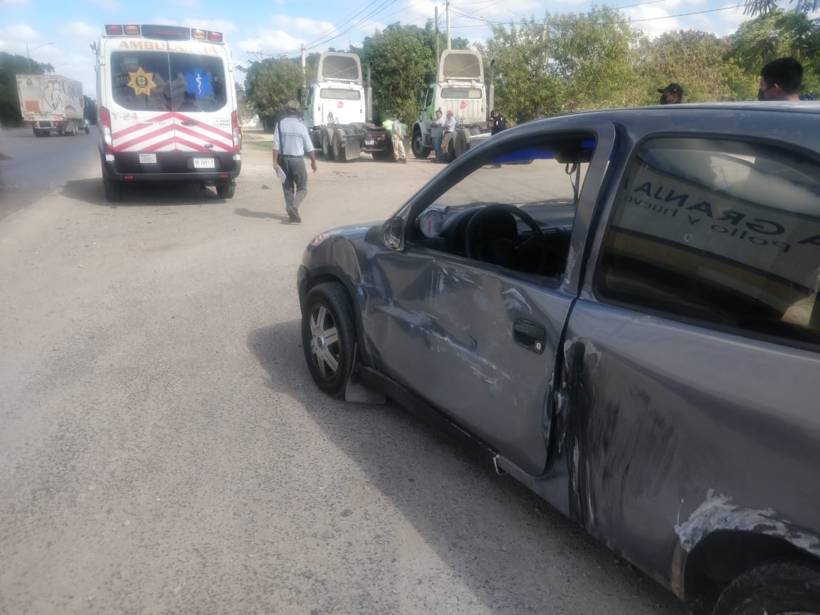 El auto carecía de seguro pero llegó el ajustador del seguro del tractocamión para tratar de resolver el problema