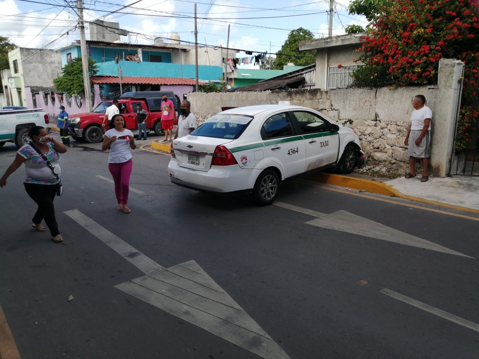 Choque entre taxi y camioneta deja a una persona lesionada en la Región 75 de Cancún