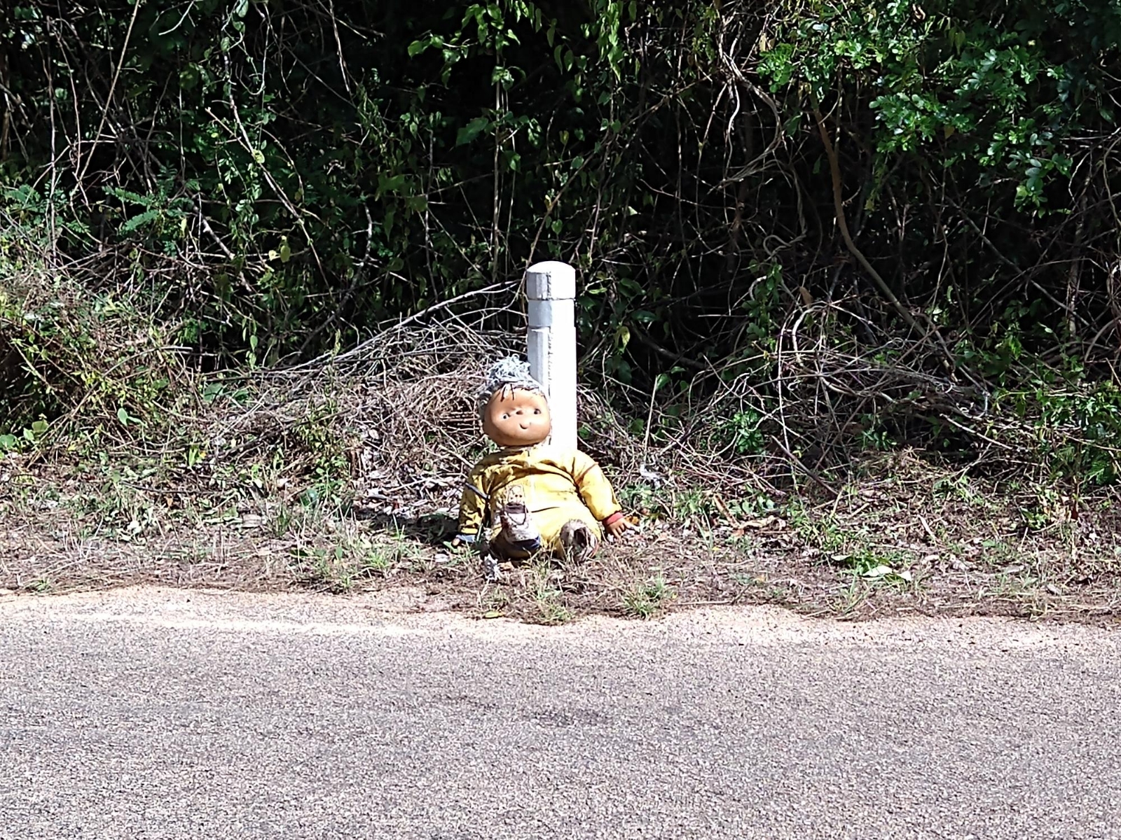 Extraña muñeca aparece en la entrada al municipio de Tahdziú, pobladores temen que sea brujería