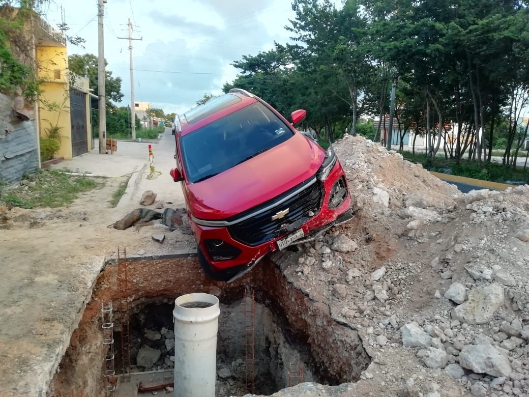 La automovilista no pudo evitar impactarse contra el montículo de escombro que se encontraba en la avenida Lakín