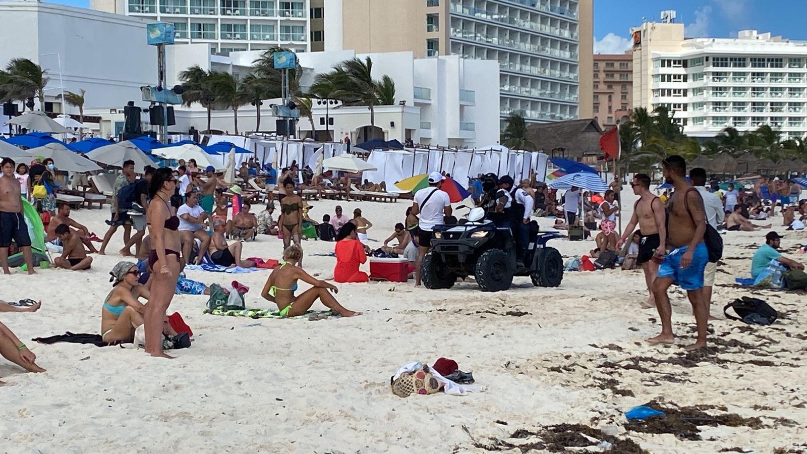 En la playa elementos de la Secretaría de Marina y de Seguridad Pública realizan recorridos de vigilancia