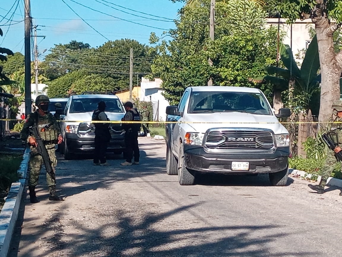 Una camioneta militar resguarda la entrada a la calle donde se llevó a cabo la inspección a un predio