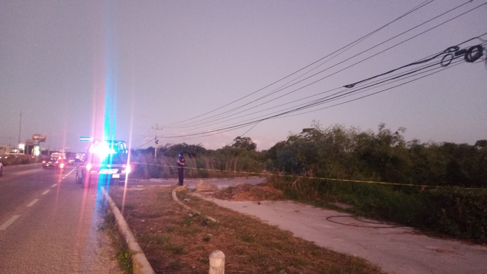 Hallan cuerpo embolsado en un terreno rumbo a Playa del Carmen