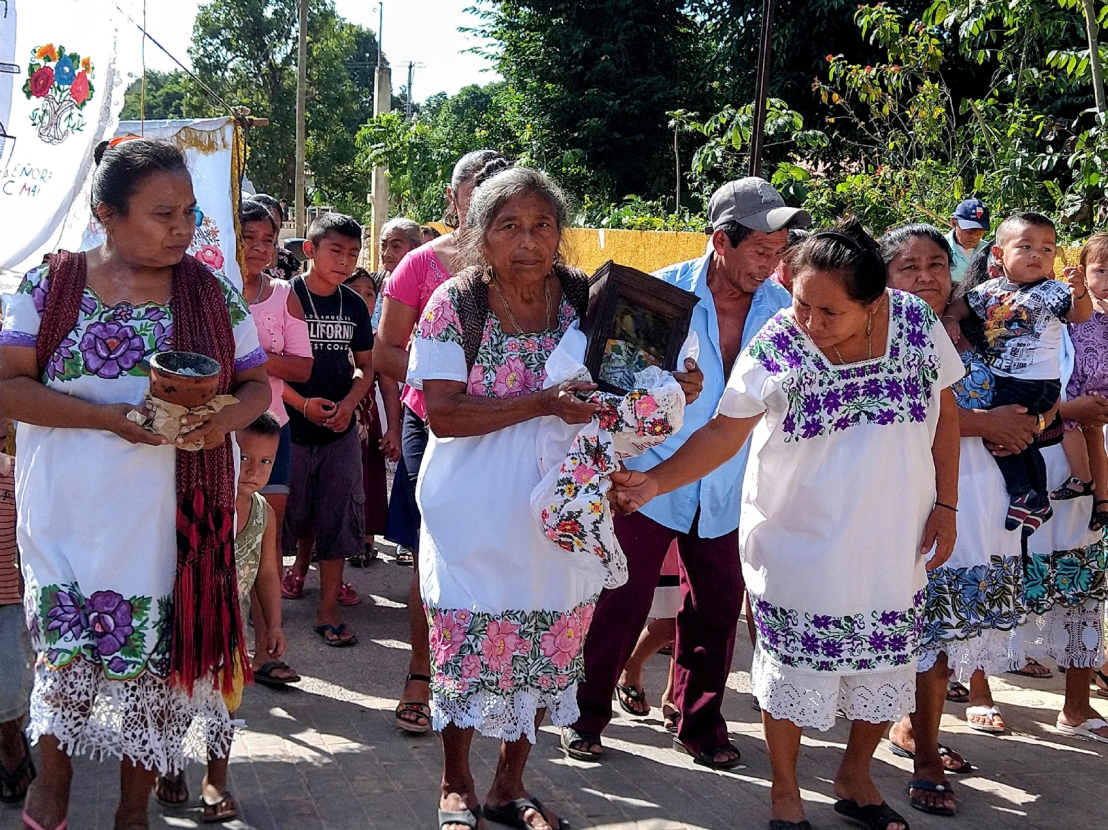 Con 'voladores', feligreses de Tahdziú reciben a la Santa Cruz de Popox