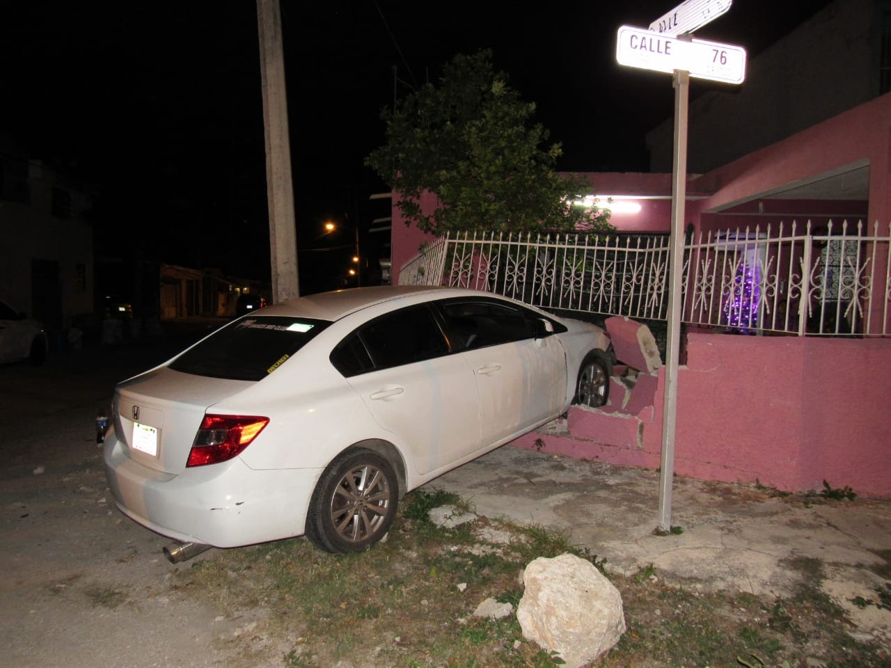 Conductor se estampa y tira la barda de una casa en la calle 73 de Mérida