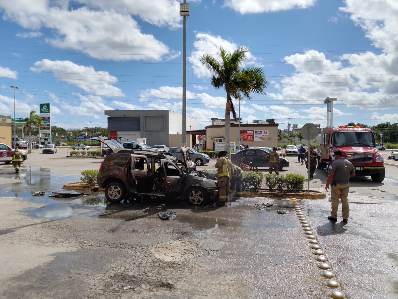 Se incendia automóvil en la Plaza Héroes de la Av. Chac Mool de Cancún