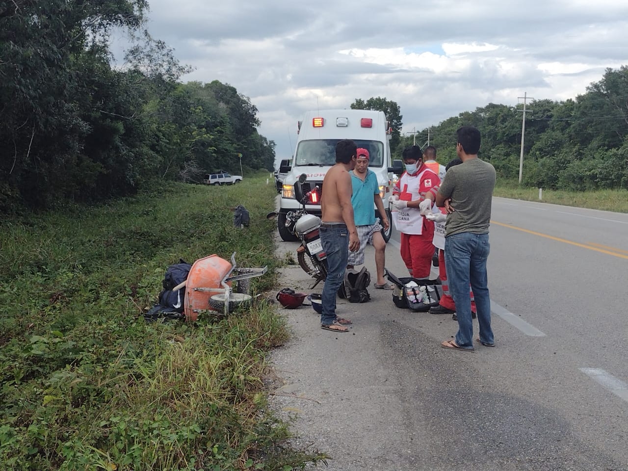 Motociclistas derrapan en carretera a Felipe Carrillo Puerto; hay dos heridos
