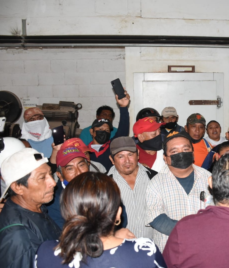 Trabajadores reinstalados del Ayuntamiento se manifiestan en José María Morelos