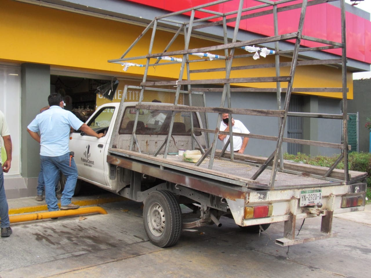 Chofer confunde los pedales y choca contra un Oxxo en Mérida