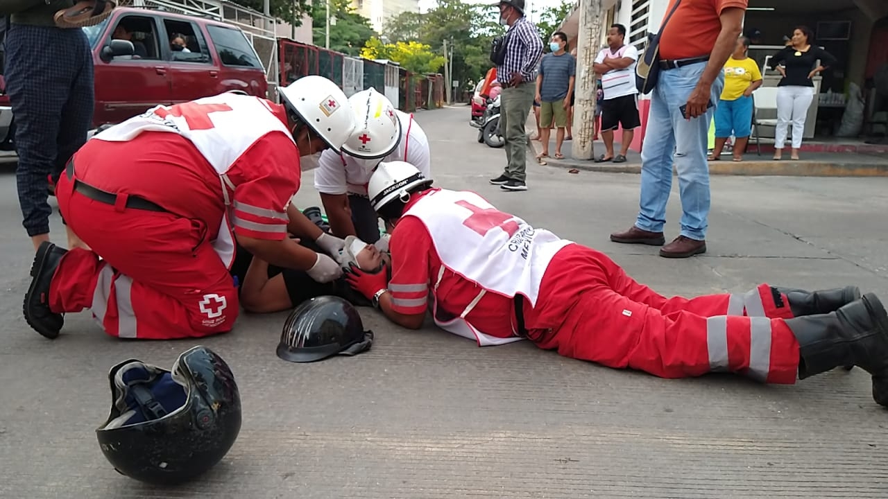 Taxi y motocicleta chocan en Ciudad del Carmen; dejan una mujer herida