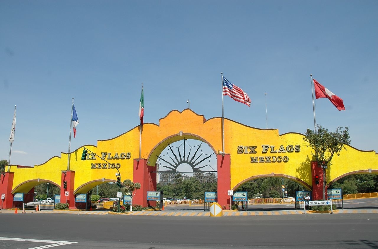 Conapred investiga discriminación en Six Flags; eliminan política de "comportamiento afectuoso"