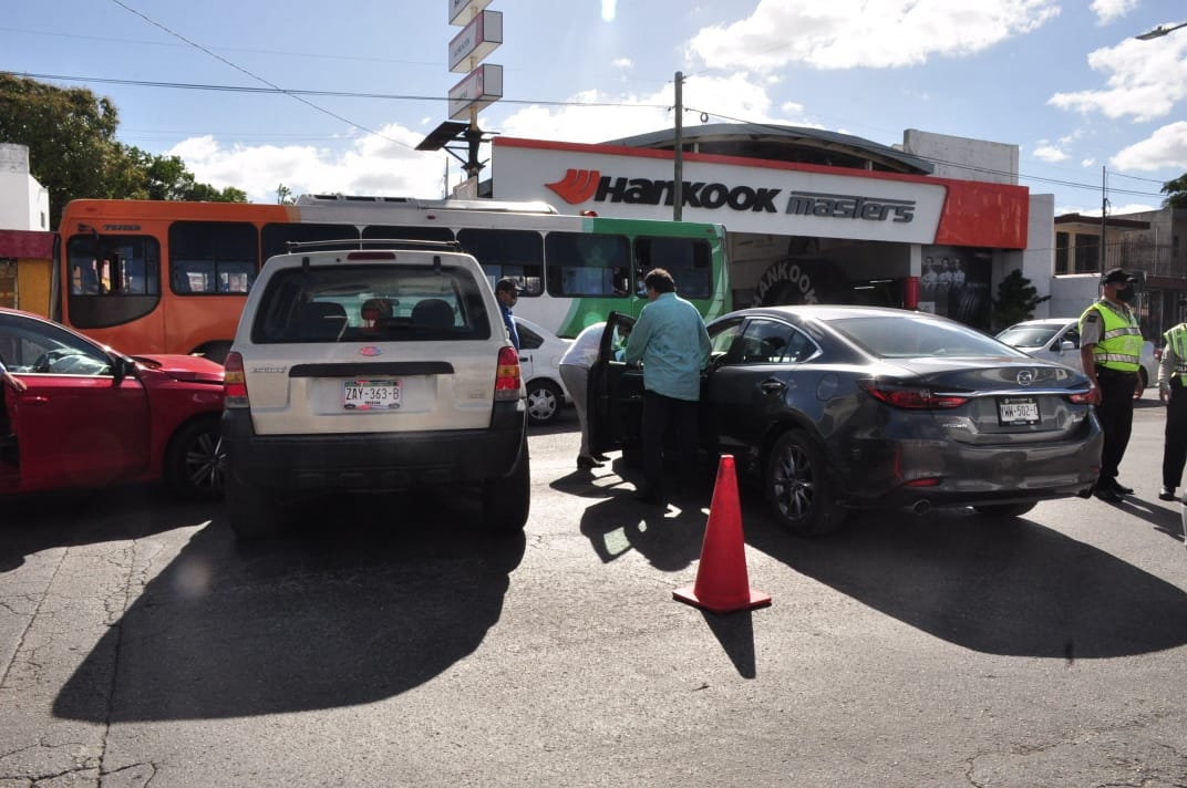 Automóvil se pasa el alto y provoca carambola en la colonia Pensión en Mérida